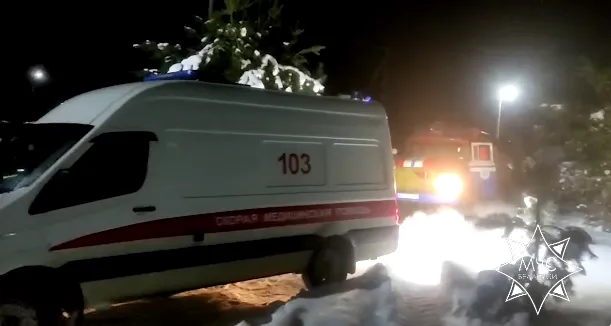 Спасатели отбуксировали автомобиль скорой помощи в Калинковичском районе